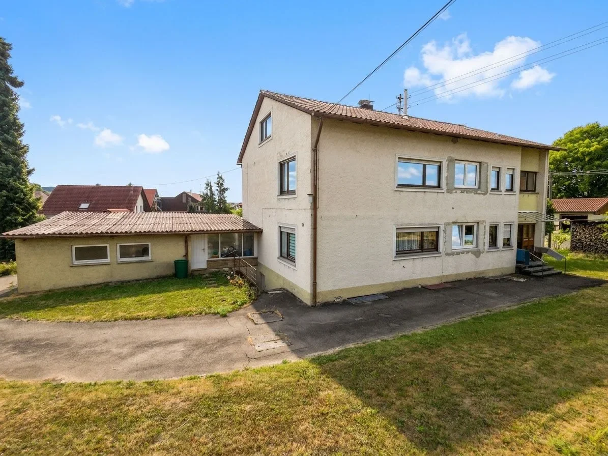 Kapitalanlage mit Zukunft –Zweifamilienhaus mit Photovoltaikanlage und großem Grundstück