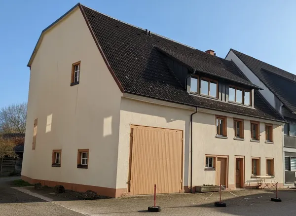 Mehr Raum fürs Leben: Ein-Zweifamilienhaus mit Garten und Scheune