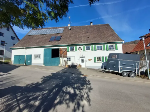 Ein Paradies für Pferde- Bauernhof mit zwei Wohnungen, Stallungen und Koppel