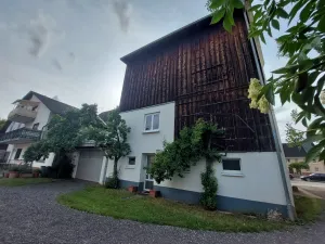 Mehr Raum fürs Leben: Ein-Zweifamilienhaus mit Garten und Scheune