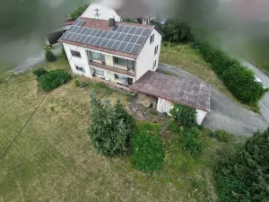 Kapitalanlage mit Zukunft –Zweifamilienhaus mit Photovoltaikanlage und großem Grundstück