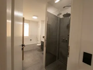 Wow-Faktor inklusive! – Hochwertige 4-Zimmer-Wohnung mit Balkon & Stellplatz